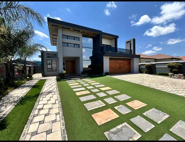 4 BEDROOM HOUSE FOR SALE IN HELDERWYK